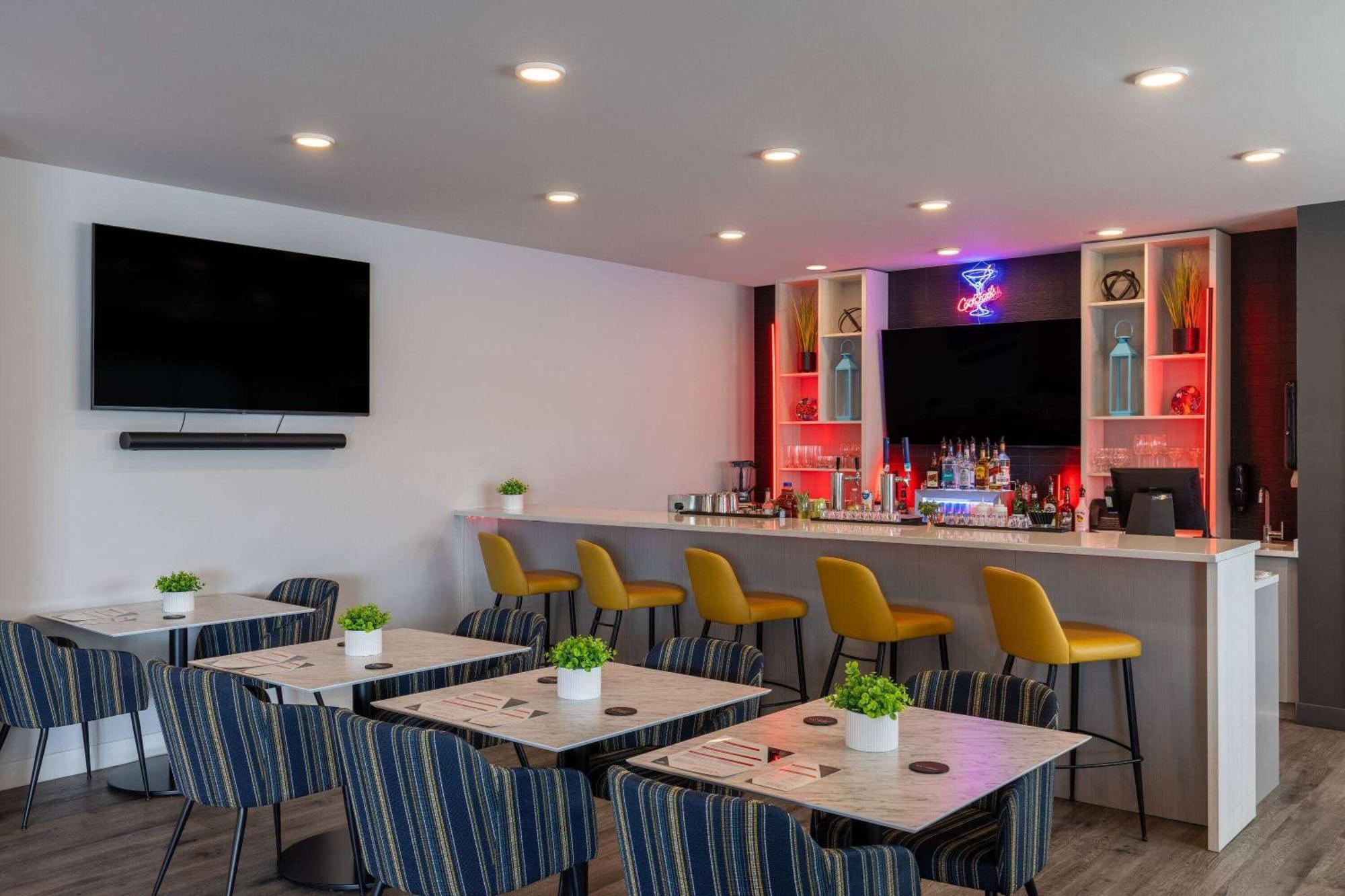 Microtel Inn & Suites Dorval Qc Exterior foto